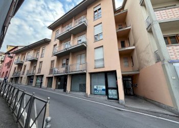 Facciata - Negozio via del Rinchiuso, 2, Mondovì - foto 1