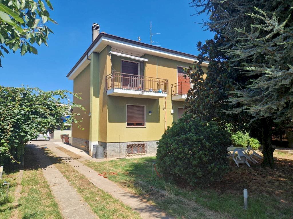 Facciata - Villa via al Corbè, 17, Mozzate - foto 1