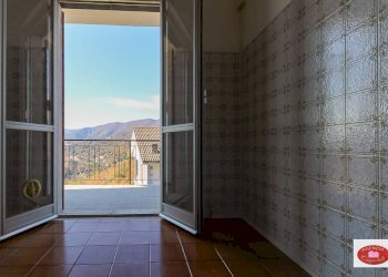 Cucina abitabile con balconata - Quadrilocale Loc. Rocca
 
10, Stella - foto 17