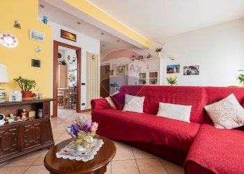 Soggiorno - Trilocale via Verdi
 
95, Cocquio-Trevisago - foto 2