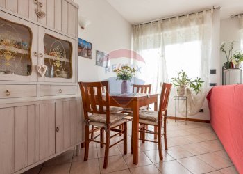 Sala da pranzo - Trilocale via Verdi
 
95, Cocquio-Trevisago - foto 4