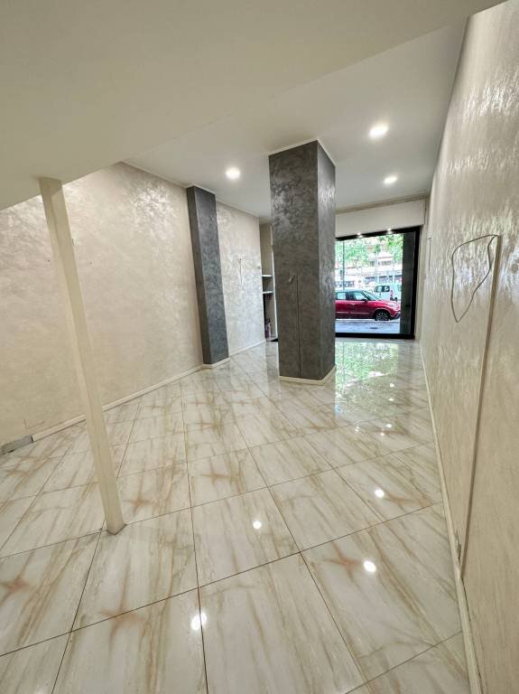 Interno palazzo - Negozio corso Siracusa, 154, Torino (zona Santa Rita) - foto 1