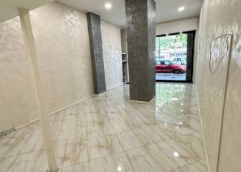 Interno palazzo - Negozio corso Siracusa, 154, Torino (zona Santa Rita) - foto 1