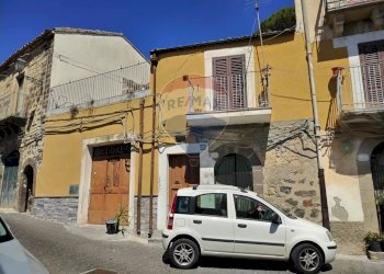 Edificio all\'aperto - Casa indipendente Via Santa Maria dei Greci
 
90, Vizzini - foto 1