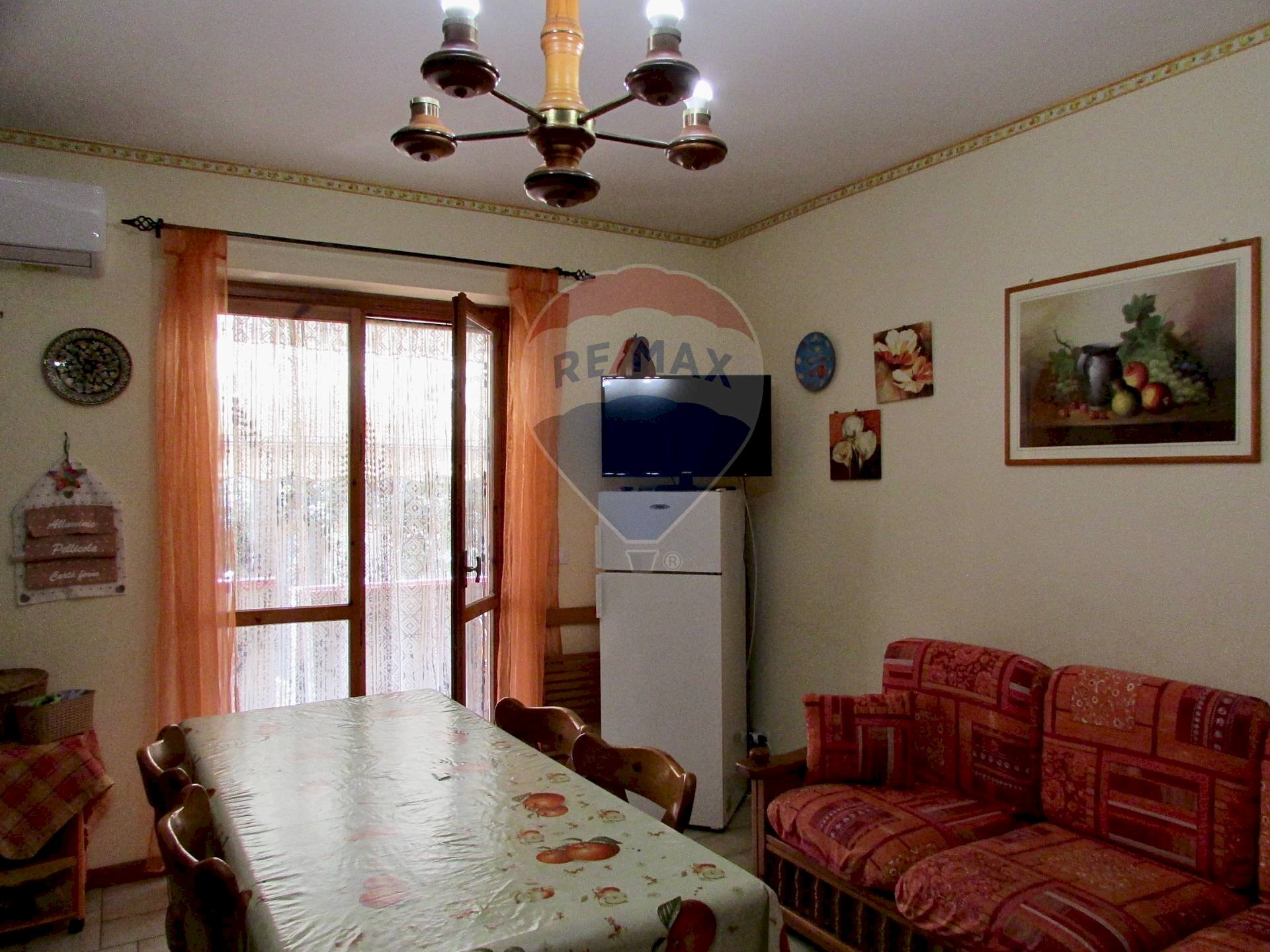 Sala da pranzo - Bilocale Via Spiaggia
 
353, Mascali - foto 3