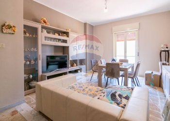 Sala da pranzo - Quadrilocale Via Madonna della Via
 
190, Gravina di Catania - foto 4