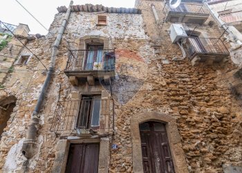 Edificio all\'aperto - Casa semi indipendente Via Calì
 
54-58, Caltagirone - foto 10