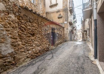 Edificio all\'aperto - Casa semi indipendente Via Calì
 
54-58, Caltagirone - foto 15