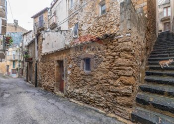 Edificio all\'aperto - Casa semi indipendente Via Calì
 
54-58, Caltagirone - foto 17