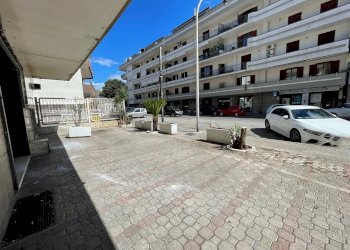 Foto 4 - Negozio VIA SALVO D'ACQUISTO
27, Caserta - foto 4