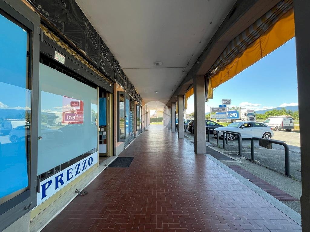 Negozio Locale Commerciale Via Cuneo, Barge - foto 2