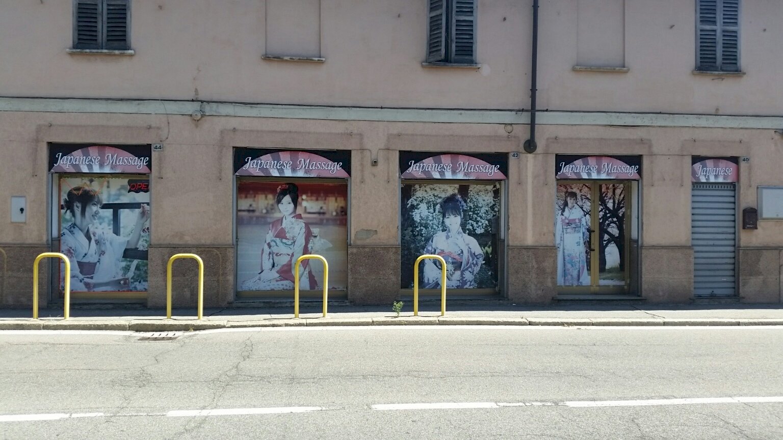 Foto 3 - Negozio Via Generale Espinasse
 
38/40, Magenta - foto 3