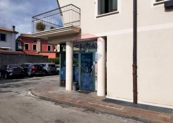 Edificio all\'aperto - Locale Commerciale Via 8-9 Maggio 1848
 
6, Cornuda - foto 2