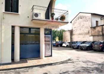 Edificio all\'aperto - Locale Commerciale Via 8-9 Maggio 1848
 
6, Cornuda - foto 3