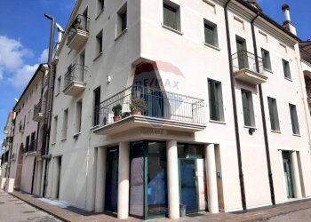 Edificio all\'aperto - Locale Commerciale Via 8-9 Maggio 1848
 
6, Cornuda - foto 5