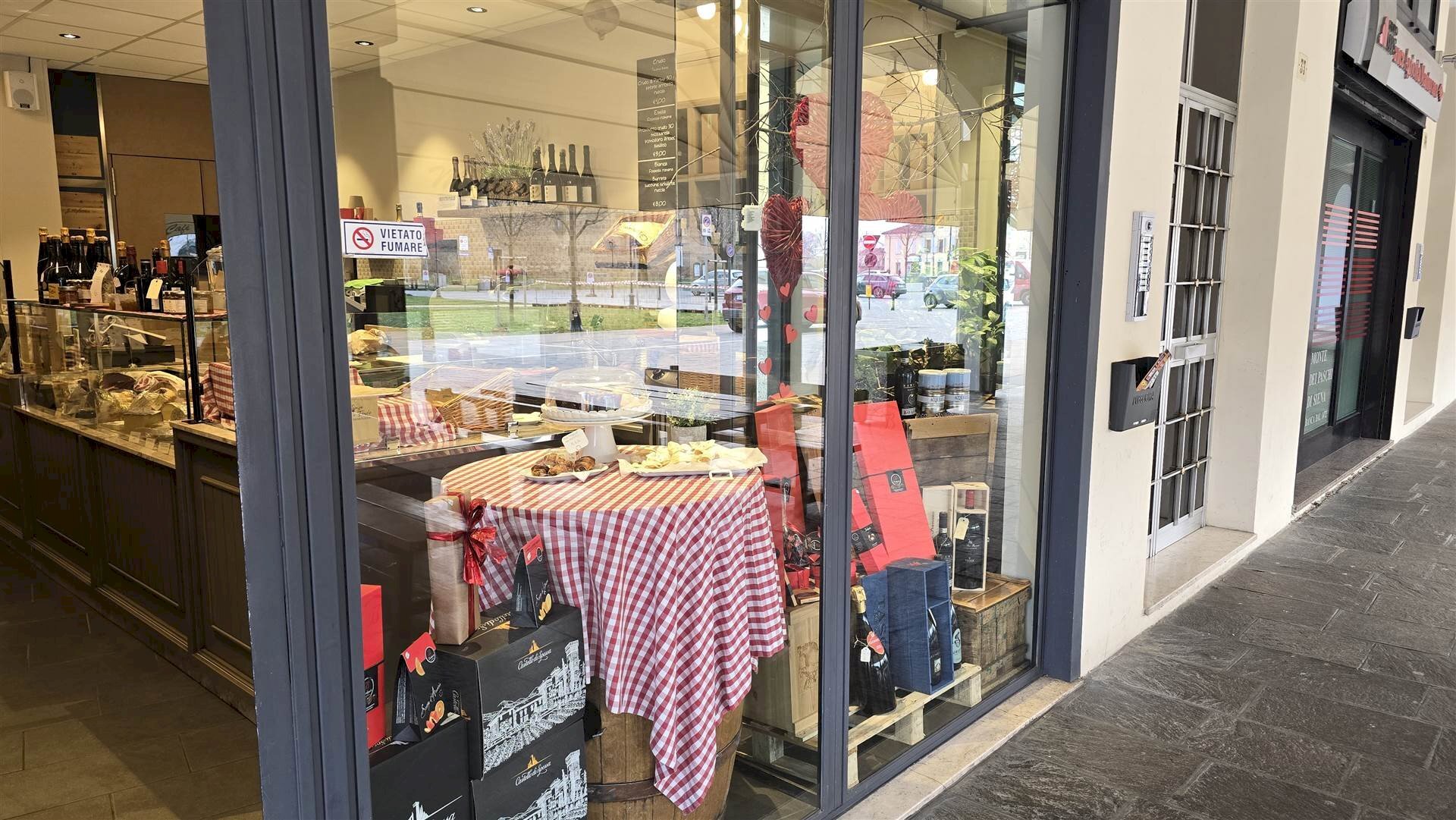 Attività Commerciale Piazza Martiri 32, Reggiolo - foto 2