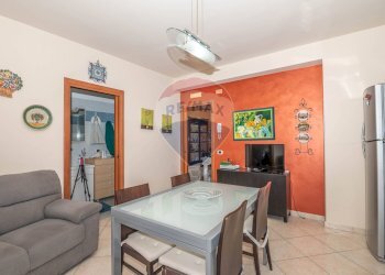 Sala da pranzo - Villa a Schiera Via Giacomo Vaccaro
 
73, Caltagirone - foto 17