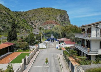 Vista delle montagne - Locale Commerciale Via del Sole, 17 Marinello
 
17, Patti - foto 10