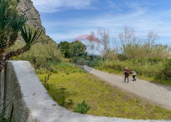 Vista delle montagne - Locale Commerciale Via del Sole, 17 Marinello
 
17, Patti - foto 125