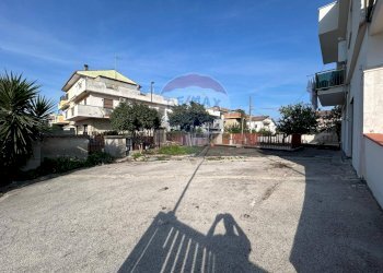 Foto 3 - Commercial Premises toscanini
 
53, Aprilia - photo 3