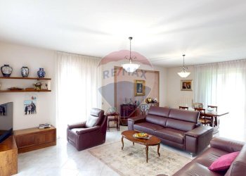 Sala da pranzo - Villa Via Enrico Toti
 
350, Caronno Pertusella - foto 2