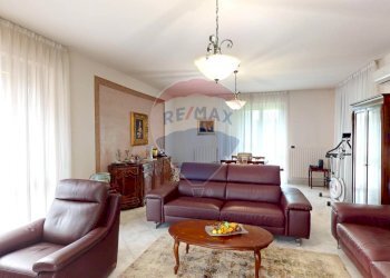 Soggiorno - Villa Via Enrico Toti
 
350, Caronno Pertusella - foto 4