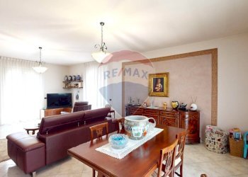 Sala da pranzo - Villa Via Enrico Toti
 
350, Caronno Pertusella - foto 7