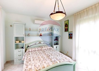 Camera / camera da letto - Villa Via Enrico Toti
 
350, Caronno Pertusella - foto 14