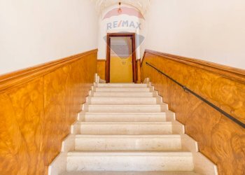 Scale - Independent house Piazza Santa Maria Del Campo
 
12, Bari - photo 10