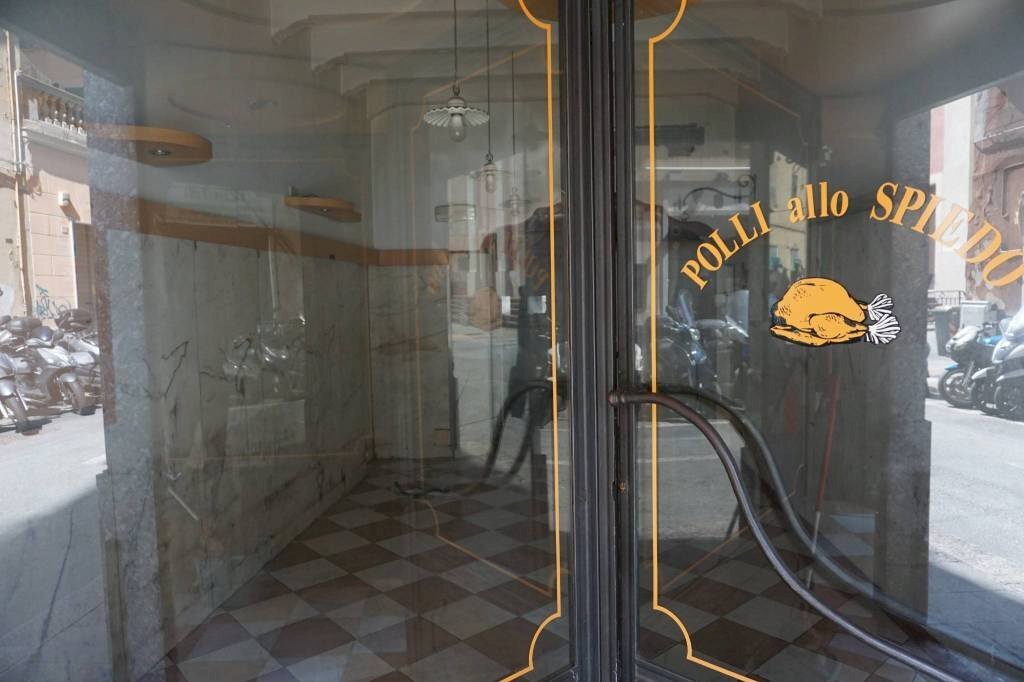Interno non residenziale - Negozio via Luigi Dottesio, 56r, Genova (zona Sampierdarena) - foto 2