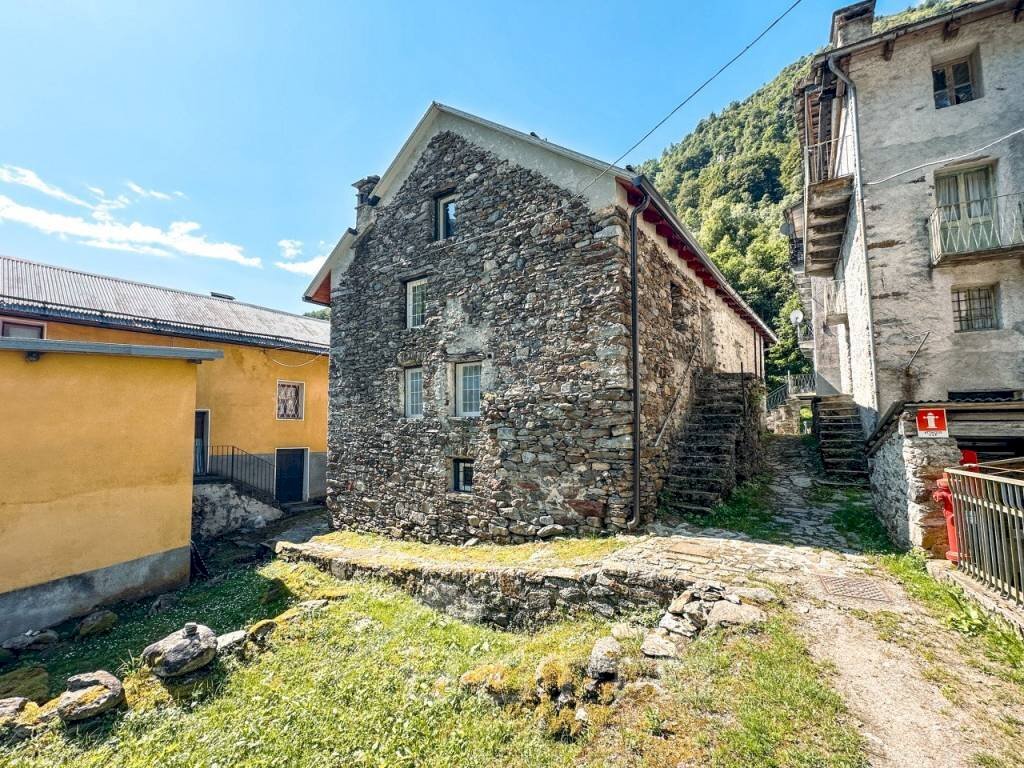 Cortile interno - Two-room apartment Frazione Santa Maria 1, Fobello - photo 2