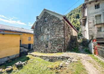 Cortile interno - Bilocale Frazione Santa Maria 1, Fobello - foto 2