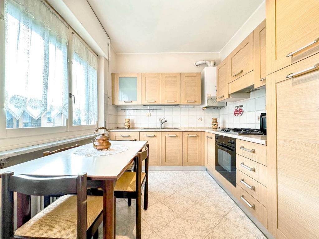 Cucina - Trilocale via DON CARLO CERRI 16, Borgosesia - foto 2