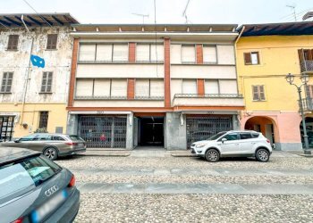 Facciata - Appartamento corso Giuseppe Garibaldi 21, Gattinara - foto 2