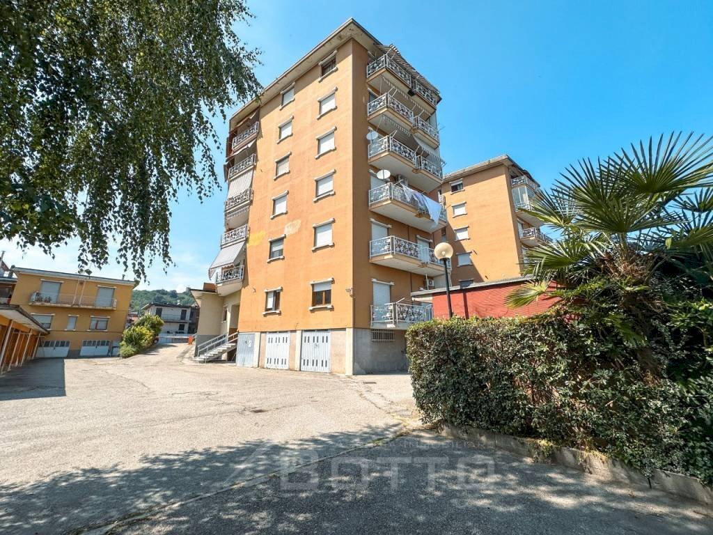 Facciata - Trilocale viale Guglielmo Marconi, 72, Gattinara - foto 3