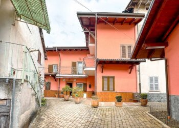 Cortile interno - Villa a Schiera via GARIBALDI 150, Pray - foto 1