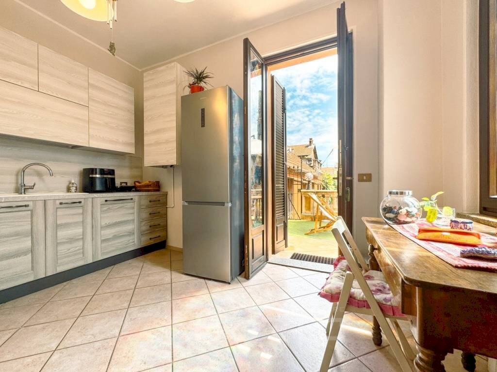 Cucina - Trilocale via Giuseppe Torchio 10, Serravalle Sesia - foto 2