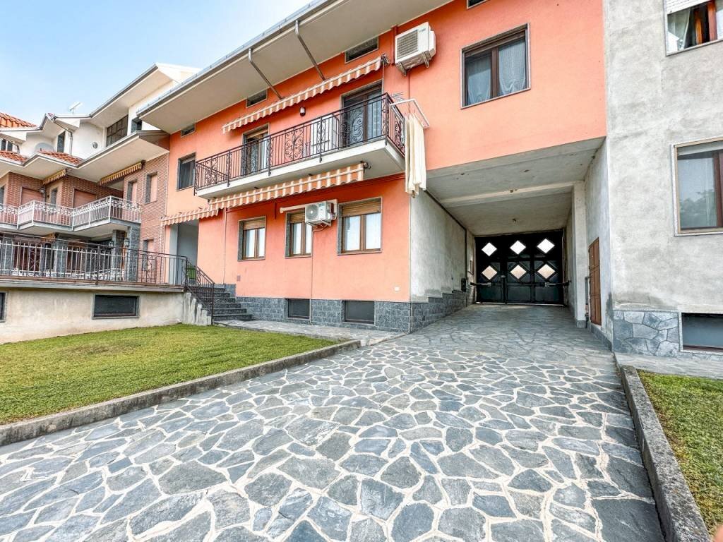 Facciata - Villa a Schiera via Novara 246, Romagnano Sesia - foto 1