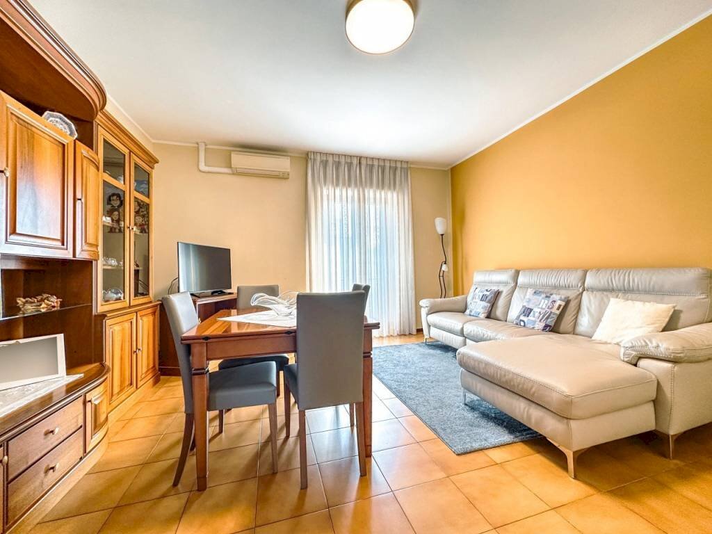 Salone - Villa a Schiera via Novara 246, Romagnano Sesia - foto 2