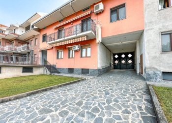 Facciata - Villa a Schiera via Novara 246, Romagnano Sesia - foto 1