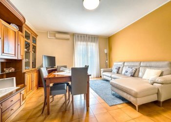 Salone - Villa a Schiera via Novara 246, Romagnano Sesia - foto 2