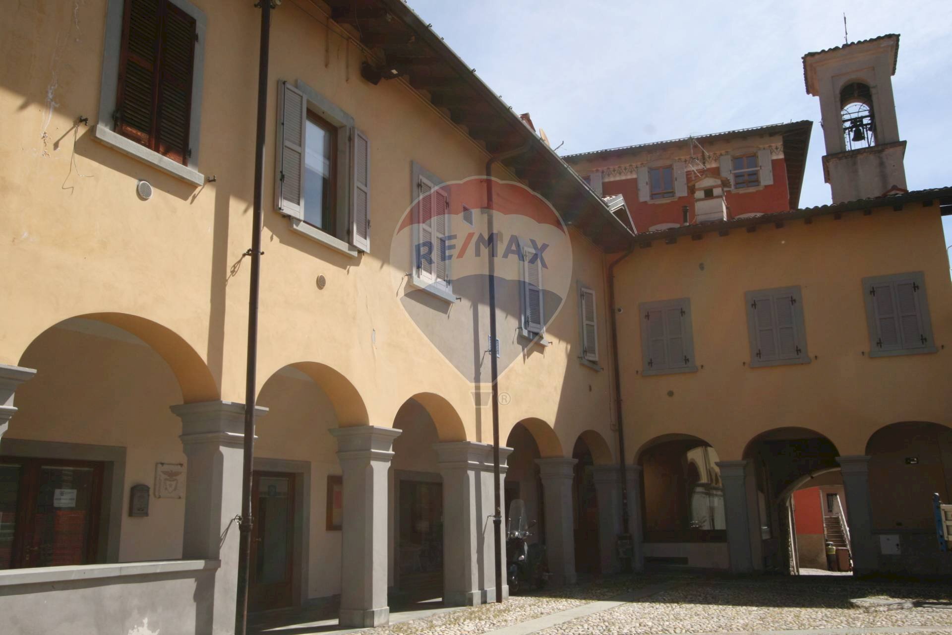 Edificio all\\\'aperto - Locale Commerciale Via de Bernardi Bonomo
 
17, Clusone - foto 1