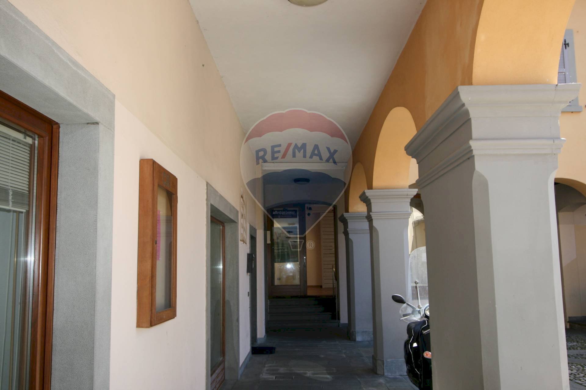 Hall / corridoio - Locale Commerciale Via de Bernardi Bonomo
 
17, Clusone - foto 2