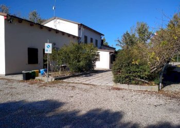 Facciata - Negozio via Valle Bassa, Novi di Modena - foto 14