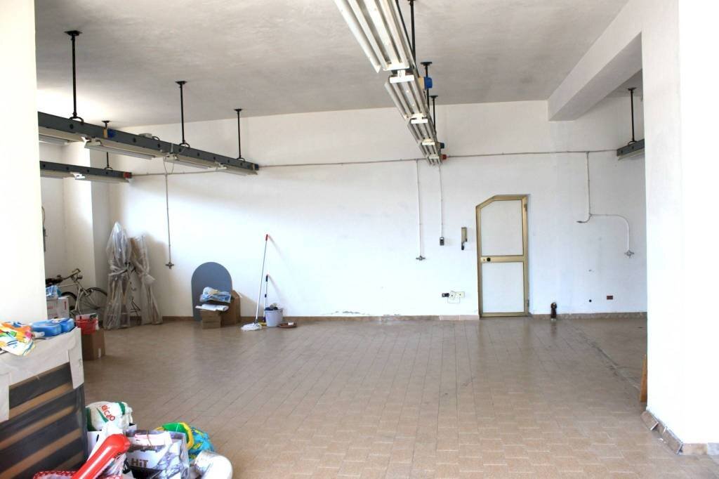 Interno non residenziale - Shed via Alcide De Gasperi, Formia - photo 3