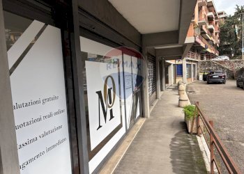 Balcone - Locale Commerciale Via Ruggero D'Andreotto
 
85, Perugia - foto 2