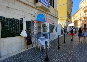 Edificio all\'aperto - Attività Commerciale Piazza Pia, Anzio - foto 1