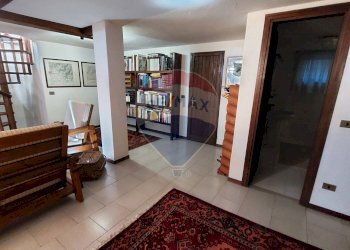 Hall / corridoio - Trilocale Bianzano - foto 44