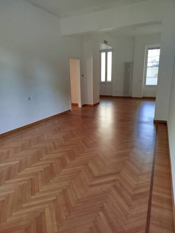 Stanza non arredata - Four-room apartment piazza Santa Maria Beltrade, Milano - photo 3