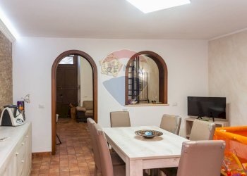 Sala da pranzo - Casa indipendente Via XXXI Maggio
 
19-21, Catania - foto 7